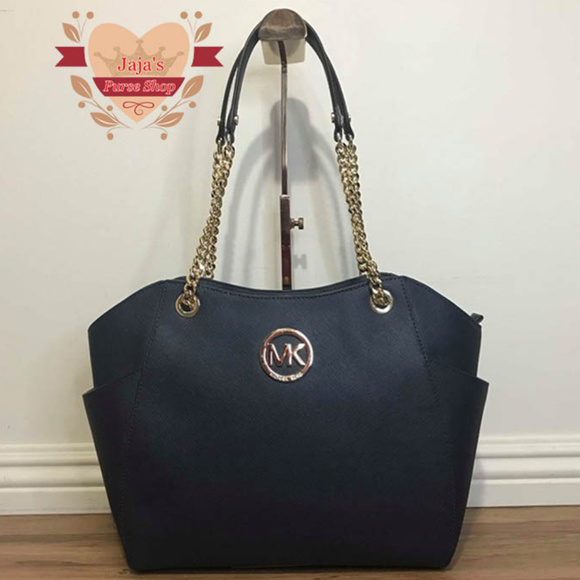 Michael Kors Handbags - ❤️❤️SOLD❤️❤️Michael Kors Leather Saffiano Purse🥣